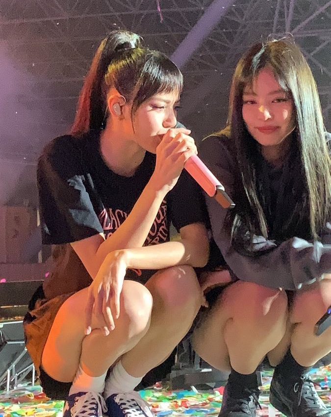jennie giving a lowkey “this is mine” vibe