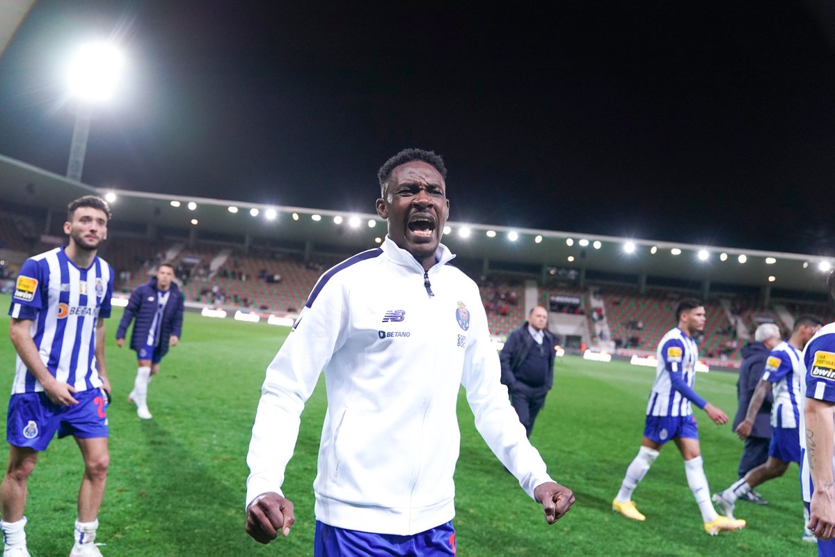 FCPorto's tweet photo. 𝗗𝗼𝗻𝗲 𝗳𝗼𝗿 𝘁𝗼𝗱𝗮𝘆 +𝟯 💪💪
#CSMFCP https://t.co/52XMGObZwe