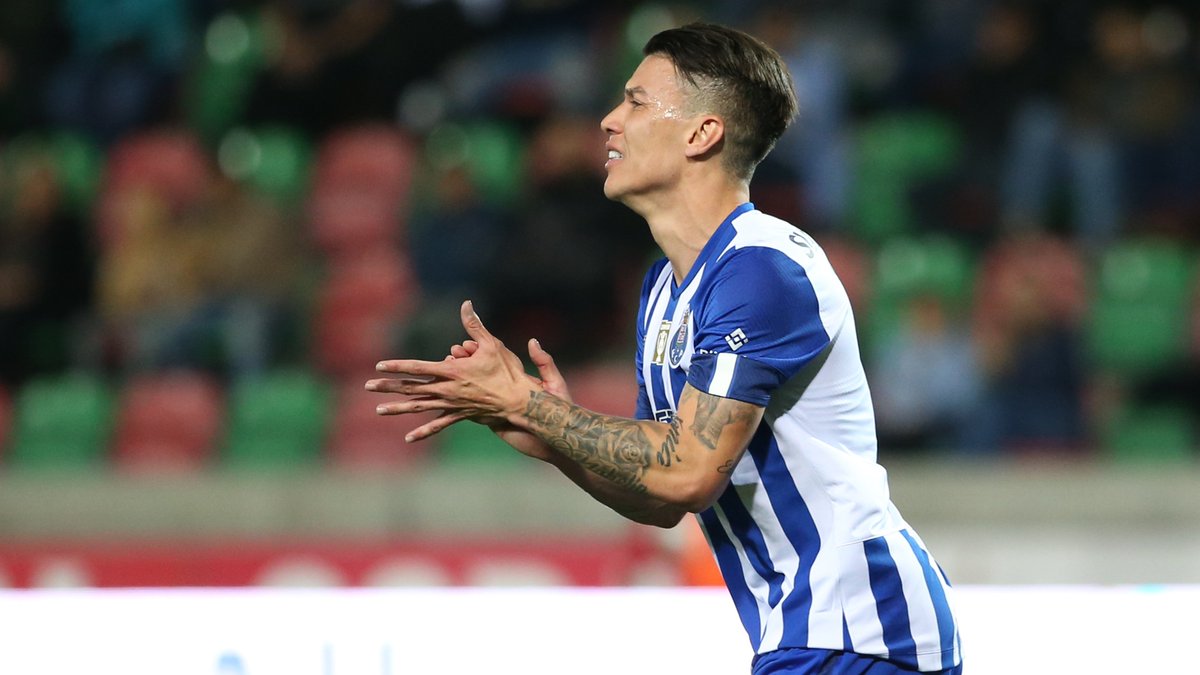 FCPorto's tweet photo. 🤜🤛 @matheus_uribe8 #CSMFCP https://t.co/GcXAgZWT98