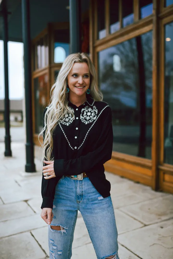 GoldSoulCo1's tweet photo. We are loving this embrodiered top! 
 https://t.co/XrgXOyTHPz https://t.co/9eKh7n23WS