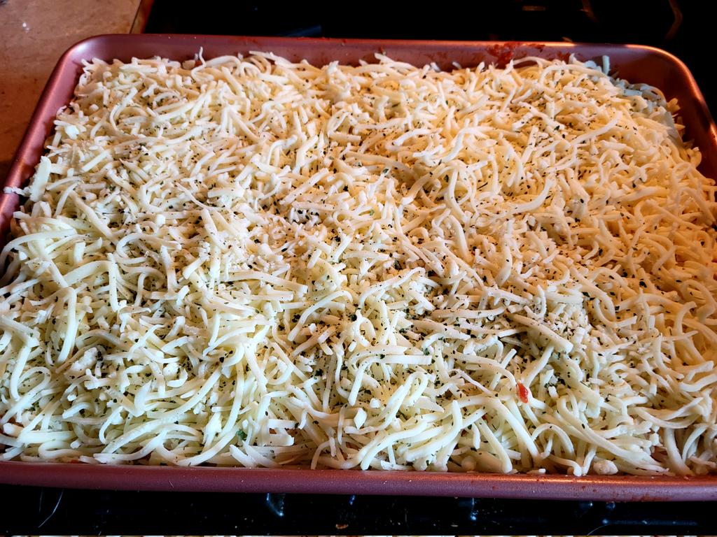 SeuTesouro's tweet photo. Our dinner for tonight is ready for the oven. Lasagna with spicy Italian sausage. Dining with the #Goodknights 🥂 https://t.co/OuVTICA80Q