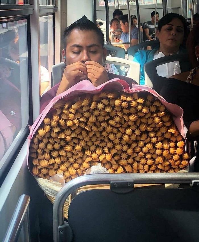 paginalixo1's tweet photo. existem “relacionamentos” e existem O RELACIONAMENTO onde vc receberia um buque de churros https://t.co/GErflK6Ihx