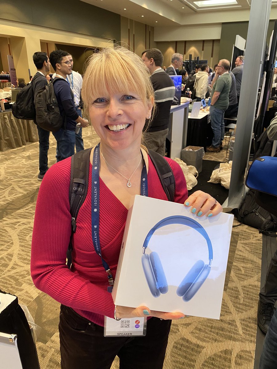 A wee bit late, but we finally met at #CloudNativeSecurityCon and got @lizrice the headphones she won at our #noisecancellation event at Kubecon! Congrats again, Liz! #CNScon