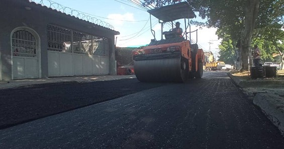 Así vamos con el Plan Cayapa de Asfaltado desde la Calle Girardot del sector El Hipódromo. De la mano de nuestro Presidente <a href="/NicolasMaduro/">Nicolás Maduro</a> y nuestra Gobernadora <a href="/Soykarinacarpio/">Karina Carpio</a> ¡Seguimos avanzando con los servicios públicos en materia de vialidad! 
#Maracay