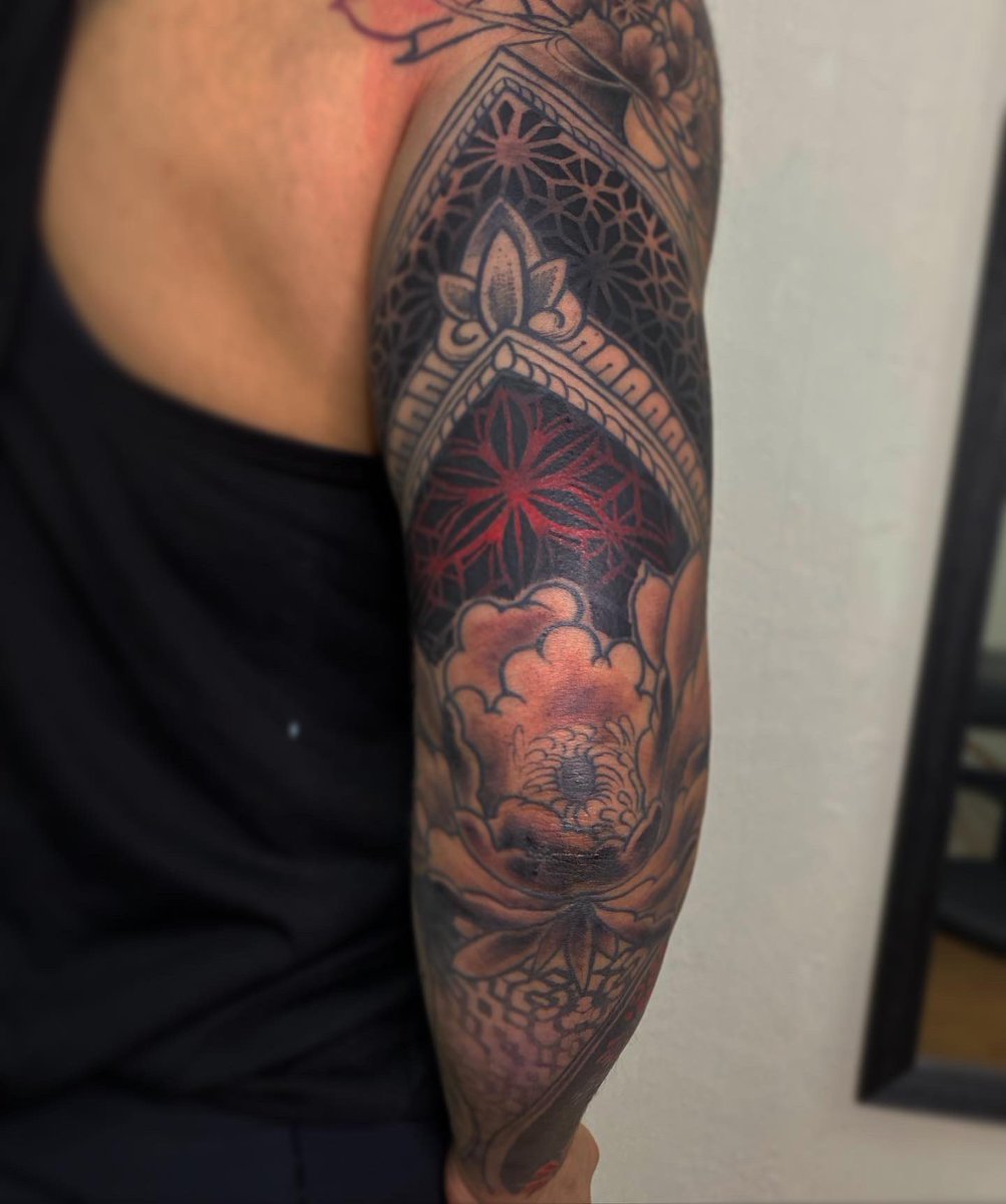 BRACITO TERMINADO! 
 Agenda abierta Febrero! 

#tattoo #tattooideas #sacredgeometrytattoo #sacredgeometry #sleeve #sleevetattoo #tattoosforwomen #geometricpattern #dotwork #dotworktattoo #nathannahui #nathannahuitattoo