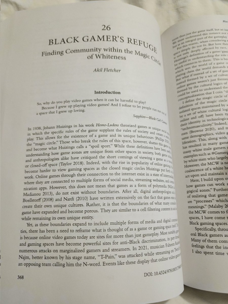 OMG look what came in the mail! My physical of Media Anthropology and the chapter I wrote in it! Big thanks to <a href="/elisax00/">Elisabetta Costa</a> <a href="/draluchadora/">nell haynes</a> <a href="/pglange/">Patricia G. Lange</a> and @jolynnasinanan for editing l including me in the work!

When the aliens come I will be remembered lmao!