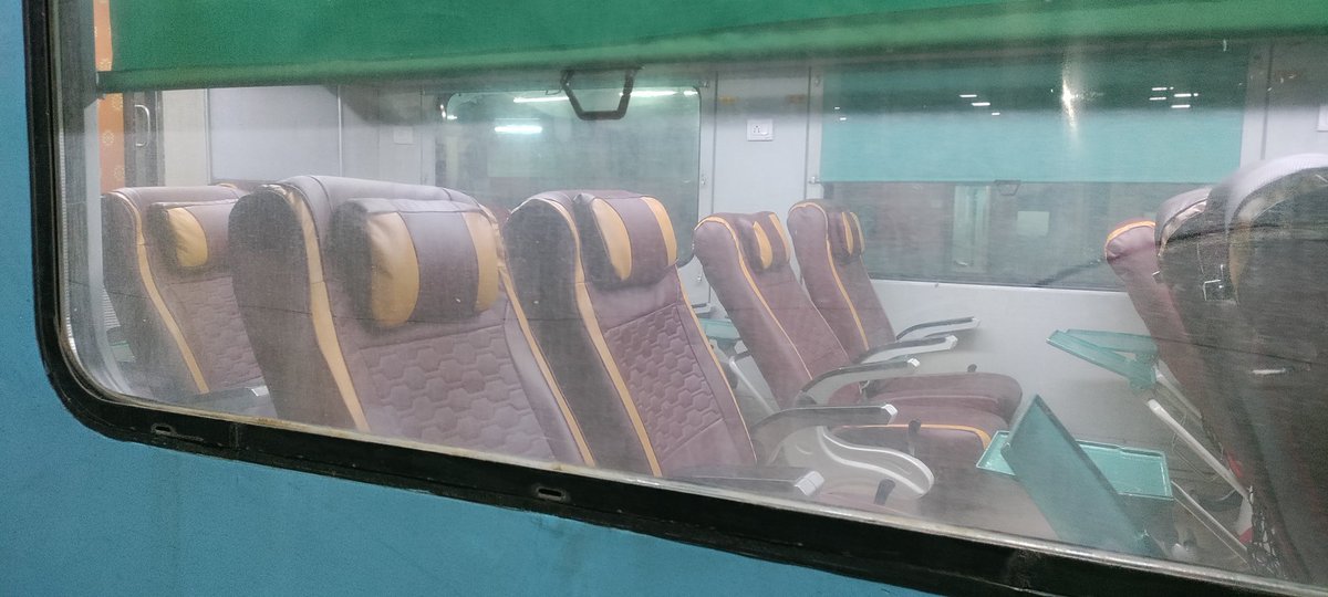 Realamitk's tweet photo. @drm_dli @RailwaySeva It is so disgusting that we don't admit the mistakes. 1st pic is of #anubhuti K1coach.2nd pic is of EC E1 coach. You charge higher fare for K1 than E1. Can't you see the difference in the interiors. Your own staff admitted this blunder. @AshwiniVaishnaw @narendramodi https://t.co/A7flLguWSX