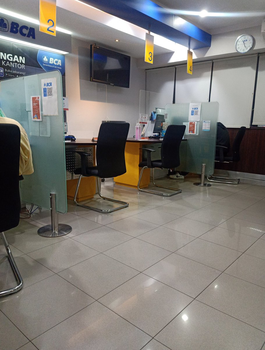 Customer Service cuma 2 yg melayani, yg 2 kosong....sdh 30 menit menunggu....tolong di tingkatkan pelayanann