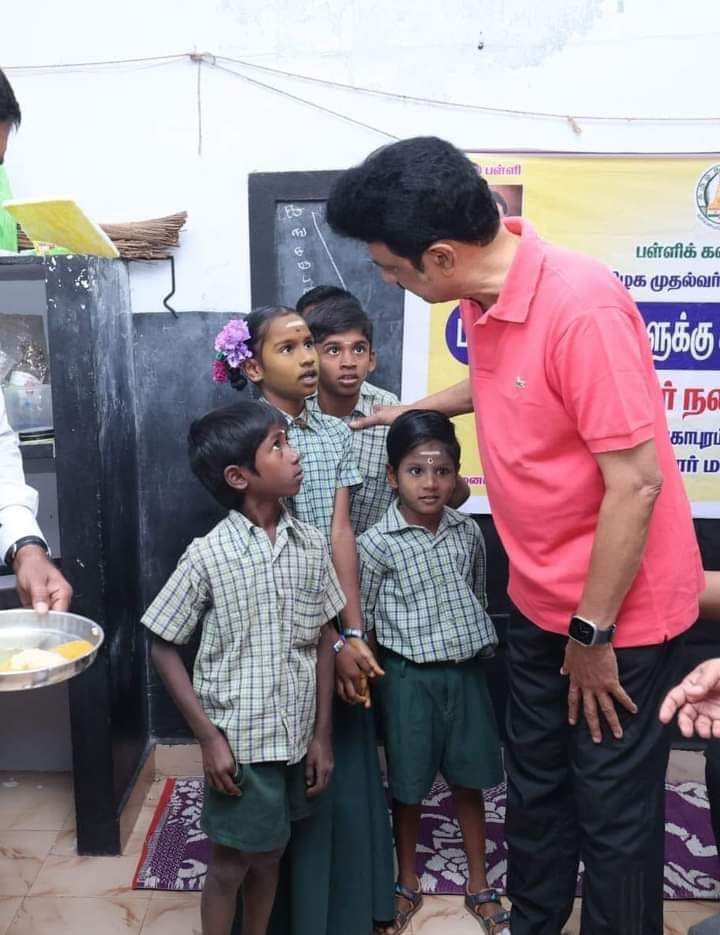 ragul_arakkonam's tweet photo. மாணவர் மாணவிகளின் பாதுகாவலர்!! ❤🤗
@TRBRajaa @VGRanipet
#தளபதியார்
#CMOTamilNadu
#MKStalin
#DMKwithStudents
#தமிழ்நாடு
#தமிழ்நாடு_வாழ்க https://t.co/980R0rMOBQ