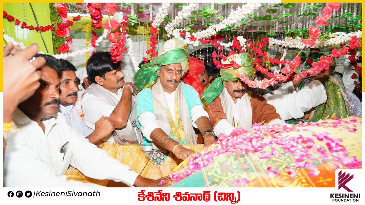 KesineniS's tweet photo. నిన్న(01 -02 -23) 426వ ఉరుసు మహోత్సవాల్లో భాగంగా కొండపల్లి పట్టణ పరిధిలోని హజరత్ సయ్యద్ షా బుఖారి బాబాను దర్శించుకోవటం జరిగింది. 
రాష్ట్ర ప్రజలు సుభిక్షంగా ఉండాలని, నారా లోకేష్ యువగళం పాదయాత్ర విజయవంతం కావాలని దర్గాలో చాదర్ లు సమర్పించి ప్రత్యేక ప్రార్థనలు చేయటం జరిగింది. @ncbn https://t.co/lQWNBquGwQ