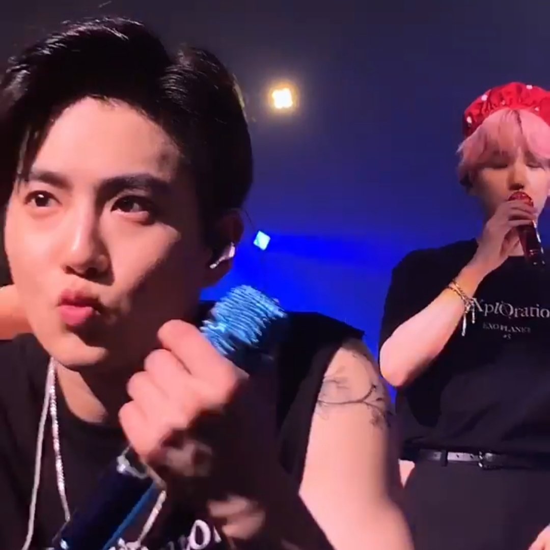 indiesh2o's tweet photo. kiss from junmyeon https://t.co/q3wui7EtJ0