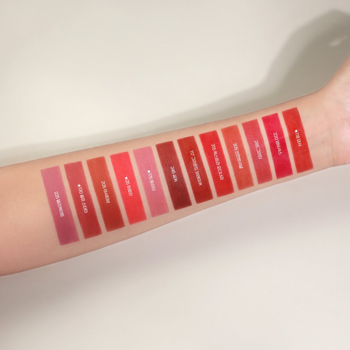 #16시간틴트 라는 이름을 붙일 만큼 지속력에 굉장한
#메이블린뉴욕 #슈퍼스테이립잉크 ❤️
발색력 최강에 촉촉한 제형으로 매트하게 픽싱되어 
은은하게 그라데이션도 가능!
풀립으로 발라도 너무 예쁜 #슈퍼스테이립잉크 💋
나에게 딱 맞는 쉐이드를 확인해 보세요✨