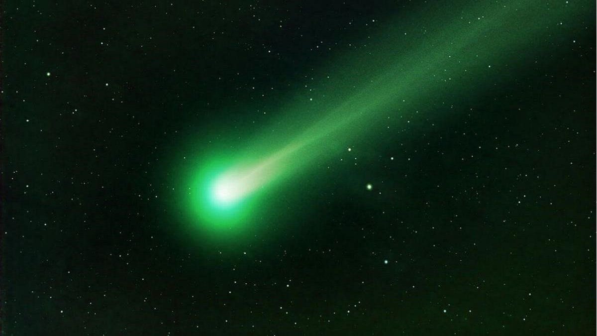 ITROriginal's tweet photo. 🚨Un cometa verde se podrá ver desde la Tierra por primera vez en 50.000 años

Por primera vez en 50.000 años, un cometa verde pasará cerca de la Tierra. Será observado por los astrólogos, aunque podría llegar a ser visible a simple vista por la noche, en lugares con poca luz. ☄️ https://t.co/IEUPyIwvIl