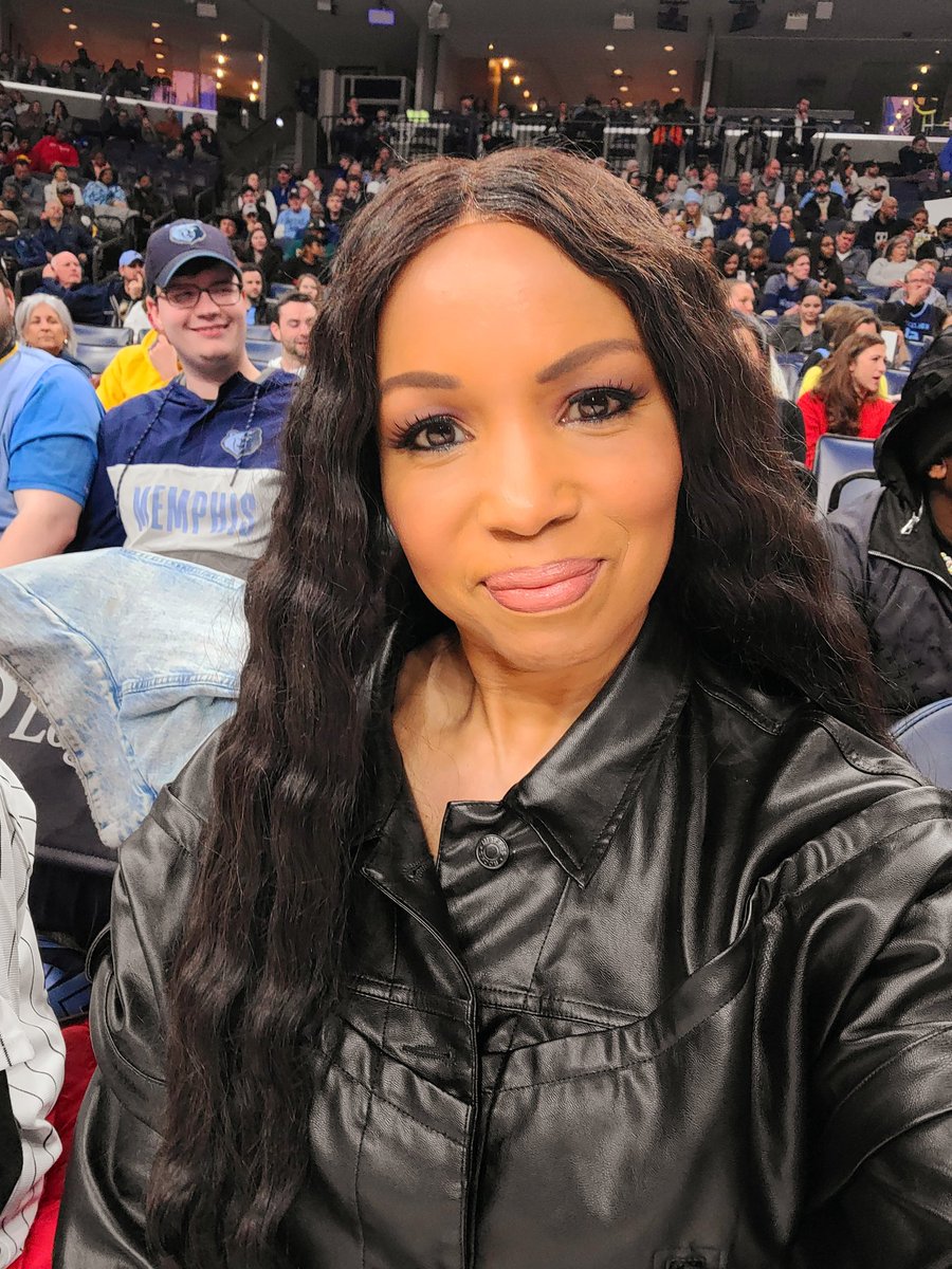 EliseNeal's tweet image. Felt great to be in town finally to catch my @memgrizz at home🙌🏾 WIN or LOSE I'm the biggest fan ( the guy photo bombing agrees) 😀 #GoGriz #Courtside 🏀