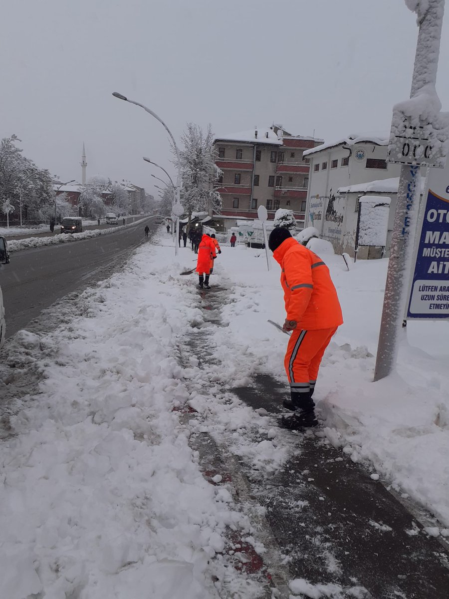 battalgazibeltr's tweet photo. Kar, günlük yaşama engel olmasın diye ekiplerimiz sabahın ilk saatlerinden itibaren kar küreme ve kaldırım açma çalışmalarına aralıksız devam ediyor. #Malatya #Battalgazi https://t.co/SfRn1IVtTB