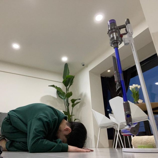 91linegif's tweet photo. 민호가 사준 선물
13년 전에 생일 선물로 사준 가디건
생일 선물 다이슨 청소기
퀵으로 보내준 이사 선물 다이슨 청소기
베초 나와서 받은 생일 선물 또메르 르메르 https://t.co/xApyHNVbT3