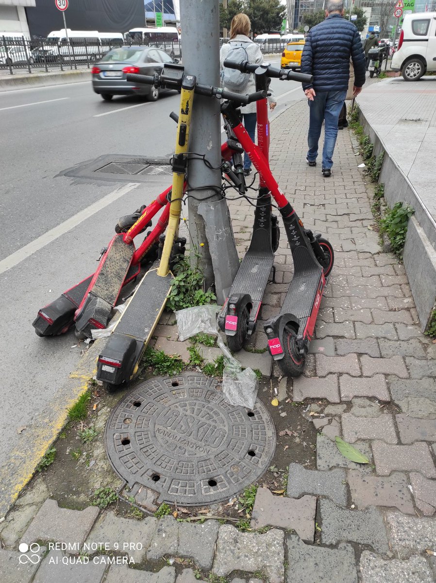 brightess's tweet photo. @OrhiNelloo @jeandpardaillan @GurkaynakGonenc 27 Ocak, Astoria karşısı. Aşıdan dönen bebek arabası geçemedi. Dün geçerken gördüm, 3 tane vardı. Pardon ama bu adı ürün geliştirme değil. Madem iş yapiyorsunuz, kullanıcılarınızı doğru düzgün yönlendirin. https://t.co/rRvyijLeQF