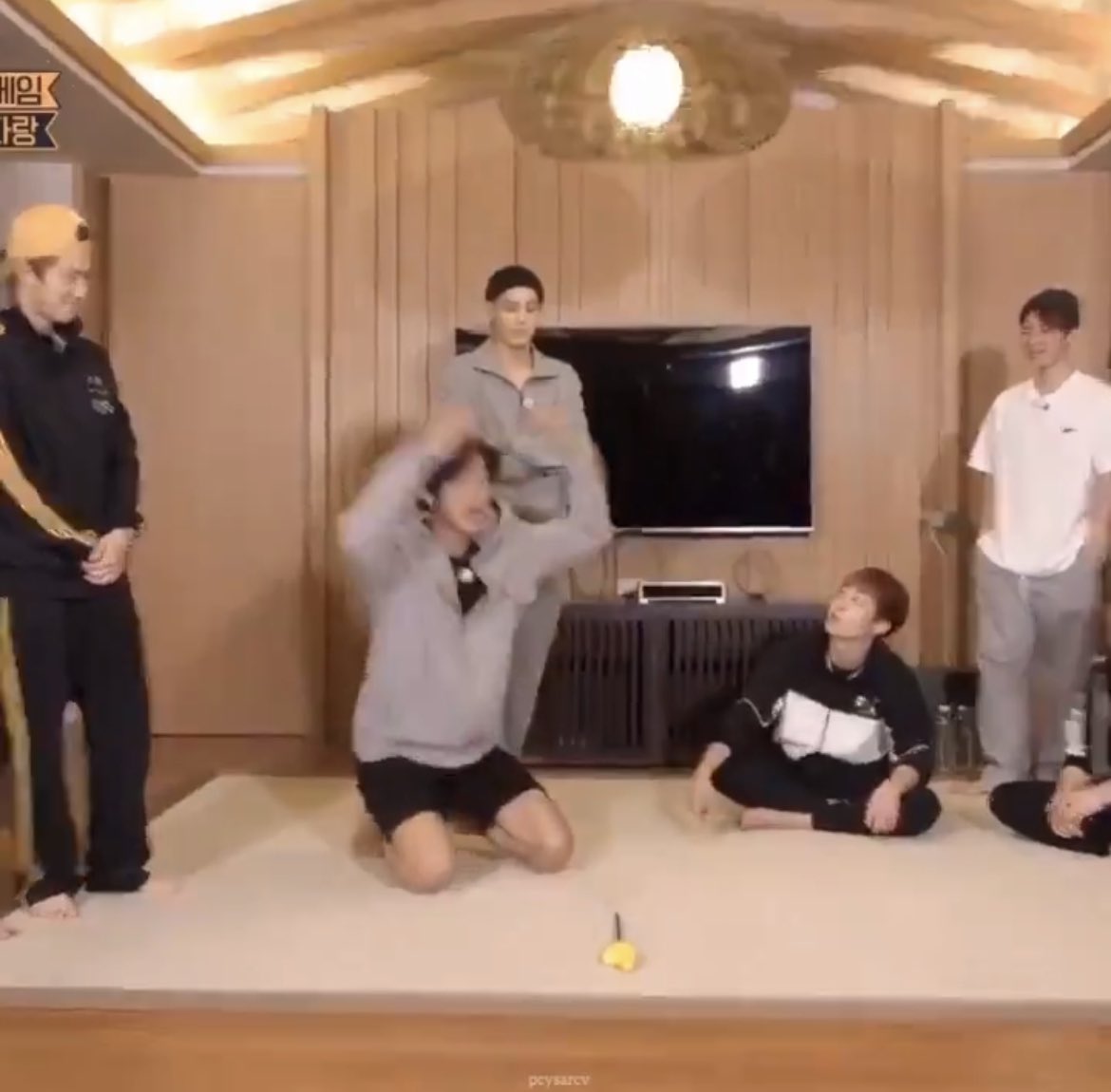 everyone else just let him do his thing 😂😂…and minseok was surprised chanyeol hit his head with ceiling light 🤣🤣