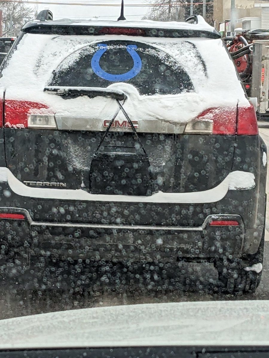 Look at this car running no licenses!