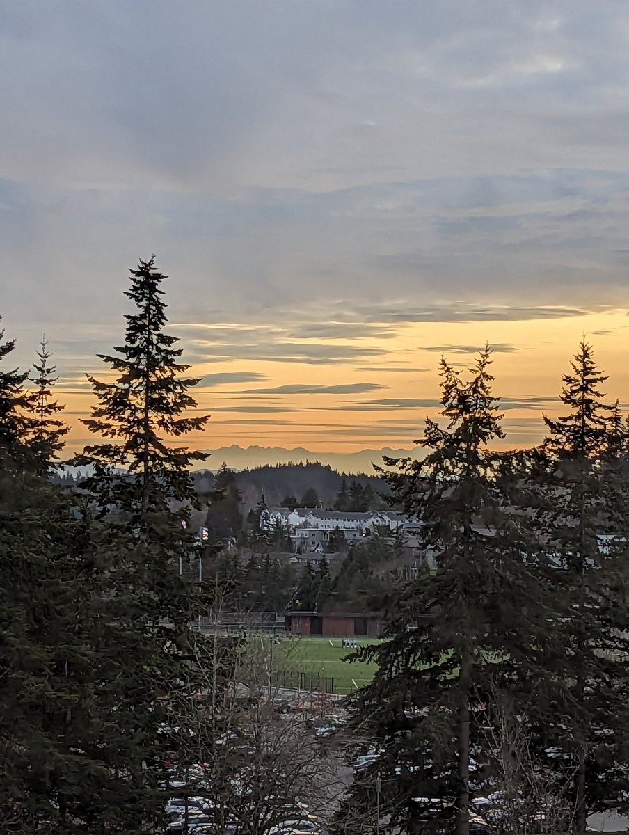 rosej8's tweet photo. Cloud has finally lifted, view of the outside from my office 😲
#AcademicTwitter #acadowntime #highered #academiclife #amwriting https://t.co/txeLk5xUql
