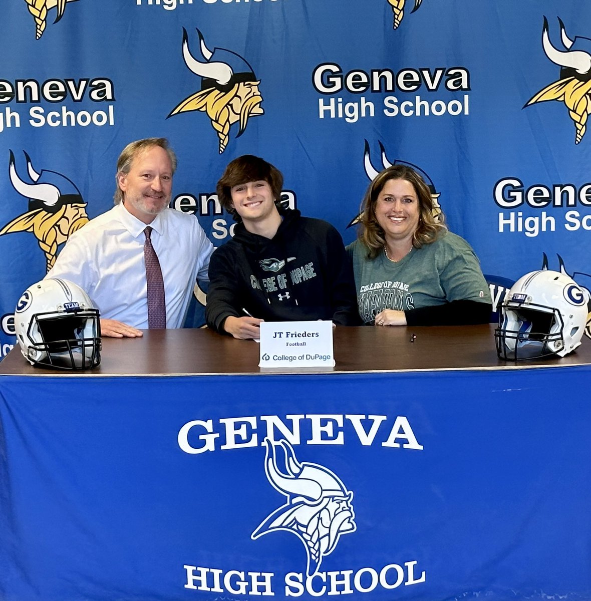 JTFri's tweet photo. Committed!! 🐦🟢⚪️ @GenevaViking @Dupage_Football @CNendick25 @FBCoach_Rahn @jrniklos @EDGYTIM @CoachBigPete @CoachGrady27 https://t.co/EISZIoaFwI