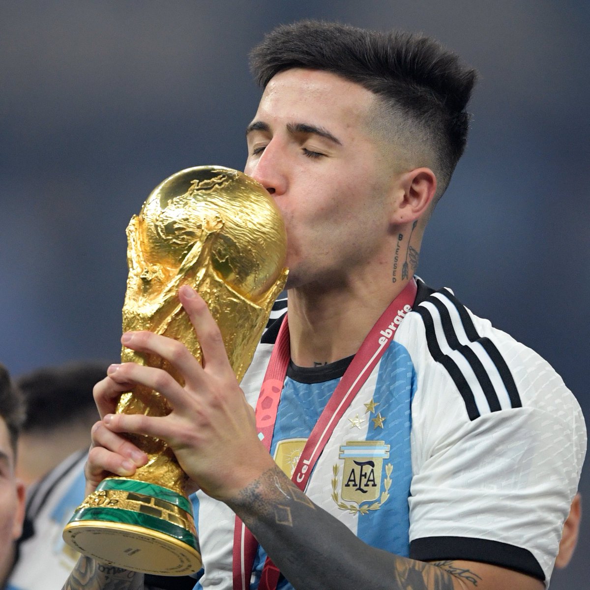 ChelseaFC_Sp's tweet photo. Trabajo, sacrificio y fútbol, mucho fútbol.

De @Argentina al mundo. 𝐄𝐧𝐳𝐨, 𝐞𝐥 𝐆𝐨𝐥𝐝𝐞𝐧 𝐁𝐨𝐲. 🇦🇷 💙 https://t.co/9faiM8OdSu