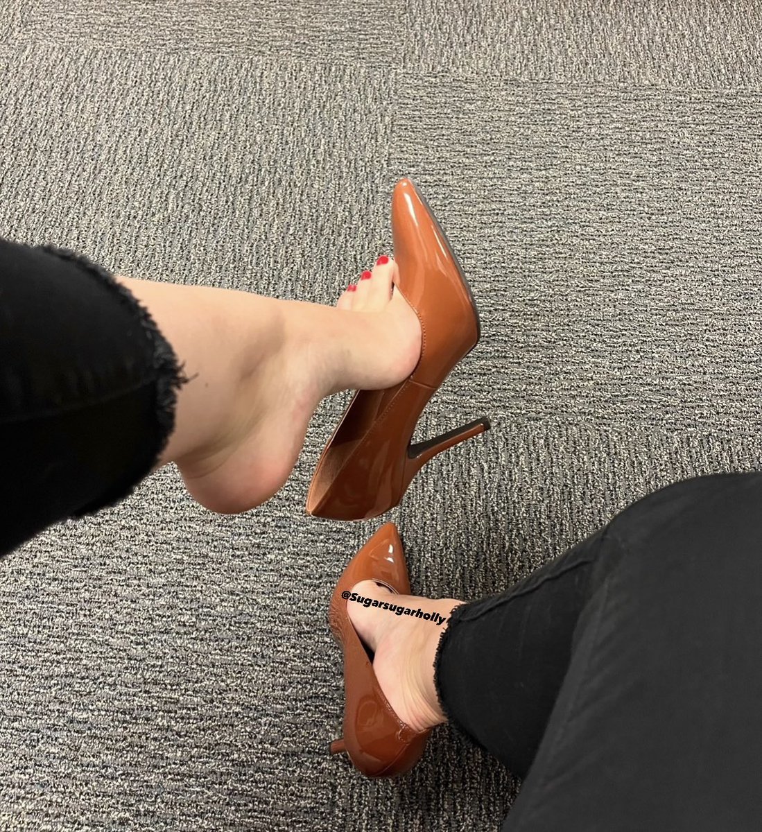 hollysoles's tweet photo. Heels of the day! Secretary look 👀 

What’s your opinion? Like and Comment below 

Video in the office available on my 🌶️ page 
https://t.co/HvTqiZqwra

#heelcollection #stilettoheels #secretary #footmodel #feetfethish #feetpicsforsales #feetfinder #redtoes #toes #arches https://t.co/7ufMbHV7r5