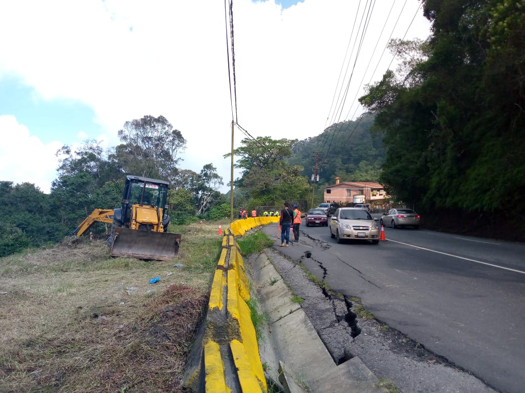 CorpoTricolor21's tweet photo. #01Feb 🚧 Nadie se detiene, seguimos trabajando por el pueblo. El equipo del @MPPOP_OFICIAL , @vycsucreoficial y la Corporacion realiza labores de limpieza y mantenimiento en atención a la #falladeborde del kilómetro 20 en 📍 El Junquito.
#ElPuebloSufreLaSanciones
@GRaulparedes https://t.co/Wq4WEPRMbs
