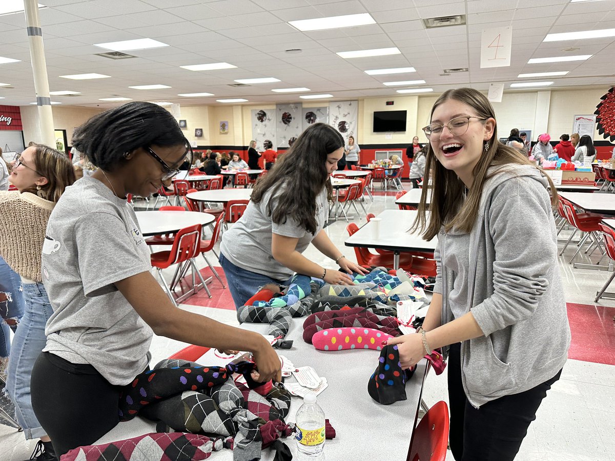 mcperry705's tweet photo. Our @EFMSWarriors and @EFWarriors students stepped up tonight and made us proud! ❤️🖤 #givingback https://t.co/dzxAmi1gwq