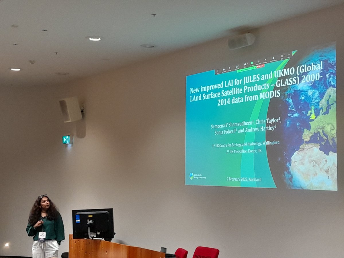 Mousk13's tweet photo. @SemeenaShams giving a talk just now at the #iLEAPS-OzFlux 2023 confetence in Auckland representing @UK_CEH and talking about improving LAI in JULES https://t.co/R0a7DCQC3H