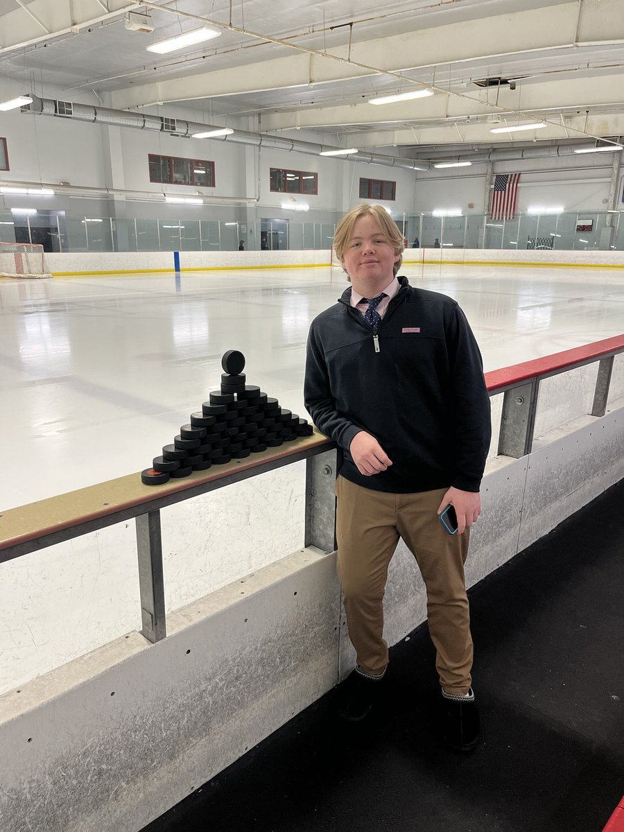 billieshockey's tweet photo. ⁦@billieshockey⁩ lucky 🍀to have the best Equipment Manager 
🏒🏒🏒Stick Taps to 
⁦@WillSouthHS⁩ 
Freshman Sean Munzert! 

Tireless worker behind the scenes &amp; always a smile 😃

Many ways to help a team!! 

⁦@WNYAthletics⁩ ⁦@South_Athletics⁩ ⁦⁦ https://t.co/c3iXLrHwoz