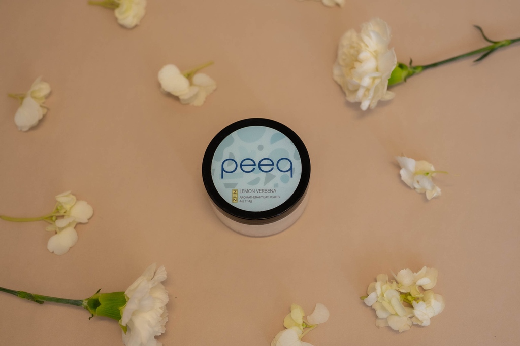 Bath time! 🛀🏼 What's better than a relaxing bath and a nice book!? Bath salts that remind you of that summer citrus scent... kind of nostalgic right!? 

Get the Lemon Verbena Aromatherapy Bath Salts in the Valentine's Day Box with the link in our bio! 

getpeeq.com/products/valen…