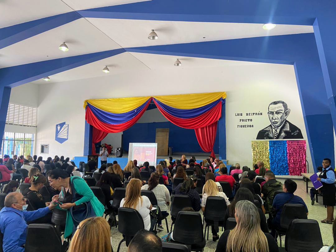 ZYSEGMIRANDA's tweet photo. #Miranda Por orientación de la ministra @_LaAvanzadora, celebramos asambleas por la nueva estructura que atenderá la organización de la Educación del Futuro con el Prof Erick García del Viceministerio de Comunidades Educativas, en los municipios Guaicaipuro, y Sucre @MPPEDUCACION https://t.co/9UGEFvVD40
