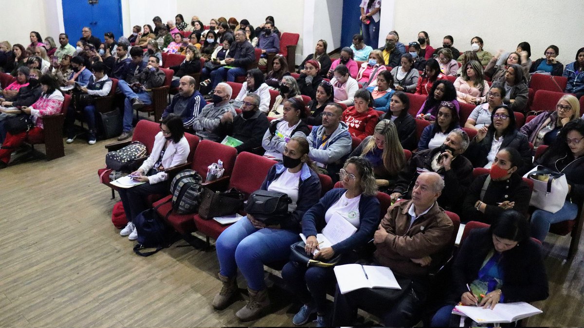 ZYSEGMIRANDA's tweet photo. #Miranda Por orientación de la ministra @_LaAvanzadora, celebramos asambleas por la nueva estructura que atenderá la organización de la Educación del Futuro con el Prof Erick García del Viceministerio de Comunidades Educativas, en los municipios Guaicaipuro, y Sucre @MPPEDUCACION https://t.co/9UGEFvVD40