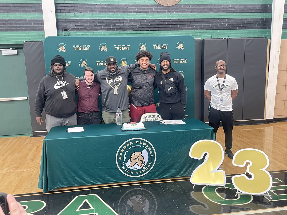 Congrats to these Class of ‘23 signees! Couldn’t be more proud of you guys! 

<a href="/the50hayden/">Hayden Stanton-Isenhour</a> <a href="/Brandon47359629/">Brandon Weatherford</a> 

I’ll throw <a href="/SuaveeNico/">Nico</a> in there two even though he’s too cool for signing day

Don’t ask me what Coach Shelton is doing 😂

#NationalSigningDay
<a href="/chriskelz_/">Chris Kelly</a> @AC_CoachScott