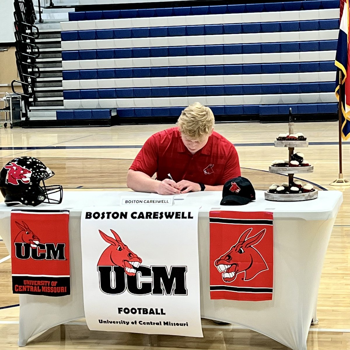B_Careswell's tweet photo. Officially signed @UCMFootballTeam https://t.co/fxteYWCWqG