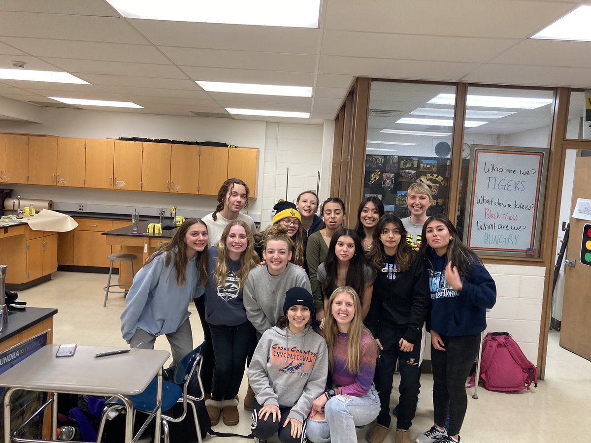 JWHSdistance's tweet photo. COURAGE,
SACRIFICE. DETERMINATION, COMMITMENT, TOUGHNESS, HEART, TALENT, GUTS. THAT'S WHAT LITTLE GIRLS ARE
MADE OF;
the heck with sugar and spice.
- BETHANY HAMILTON -
#happynationalgirlsandwomeninsportsday 🙌🏻🏃‍♀️😻🎀 https://t.co/KCzaCb34hp