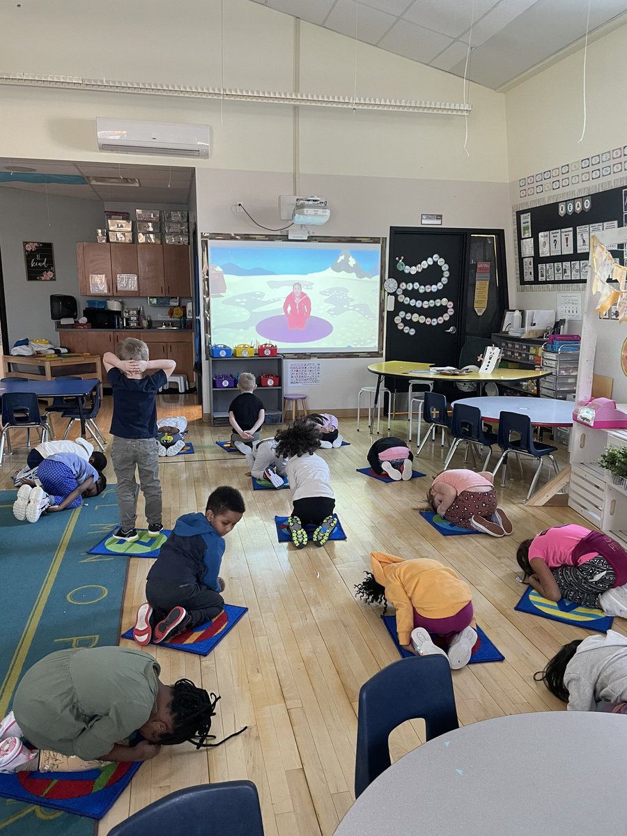 jill_young86's tweet photo. This temps call for some indoor yoga #insiderecess @FMPSD @FMPSDEarlyLearn @DrClarkSchool @CosmicKidsYoga https://t.co/oj72GO2UR3