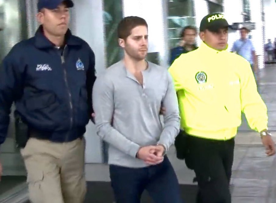 No me da pena las fotos de mi arresto, al revez: la uso como medalla de honor. Déjame quitarme el sombrero de la humildad un segundo y decir: para haber pasado por eso y estar parado donde estoy YO SOY UN PUTO CRACK. Tírame a los lobos que yo regresaré liderando la manada.