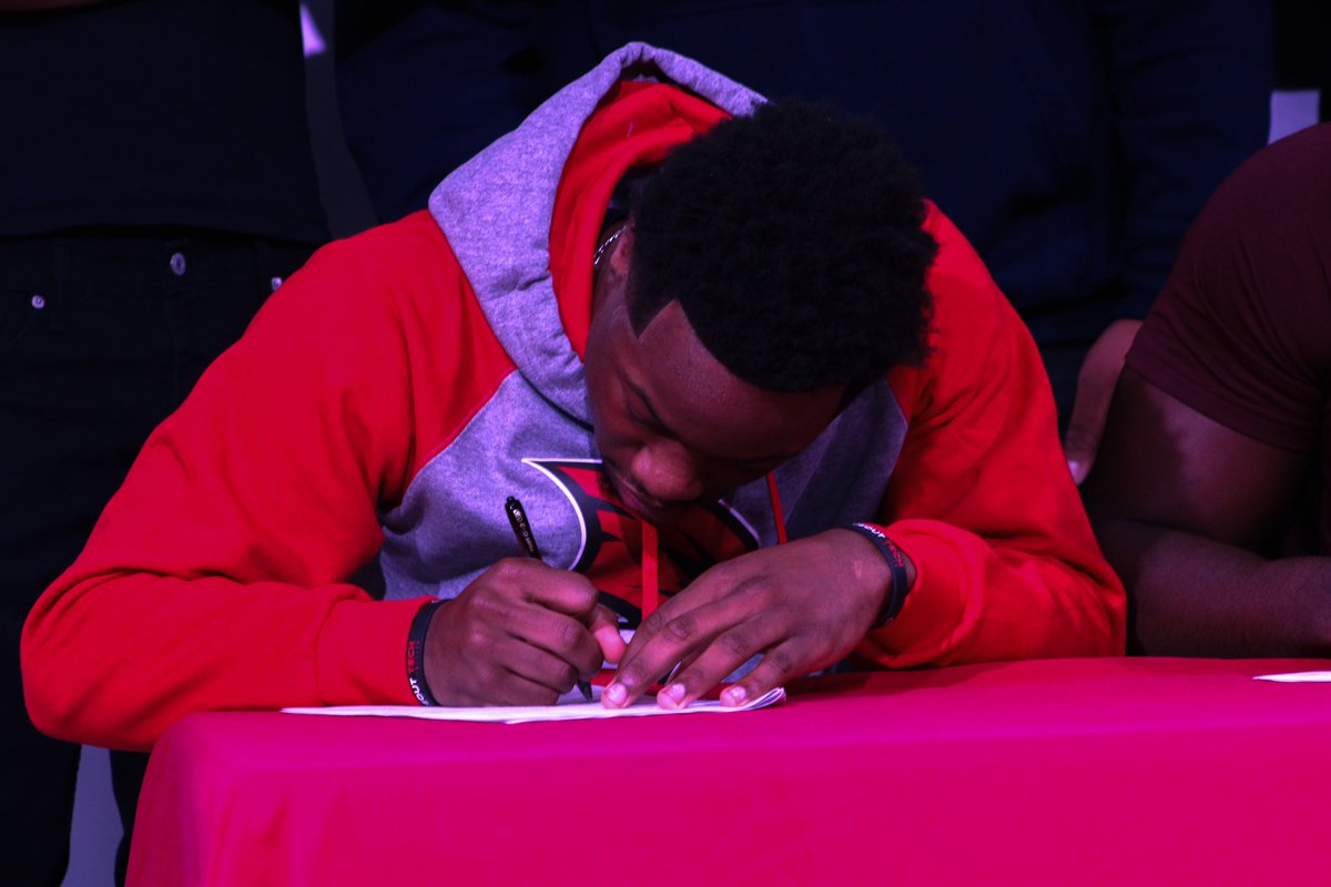 OmarionDlewis13's tweet photo. It’s official svsu🔴🔵! #earnit https://t.co/NSSSaOGAXD
