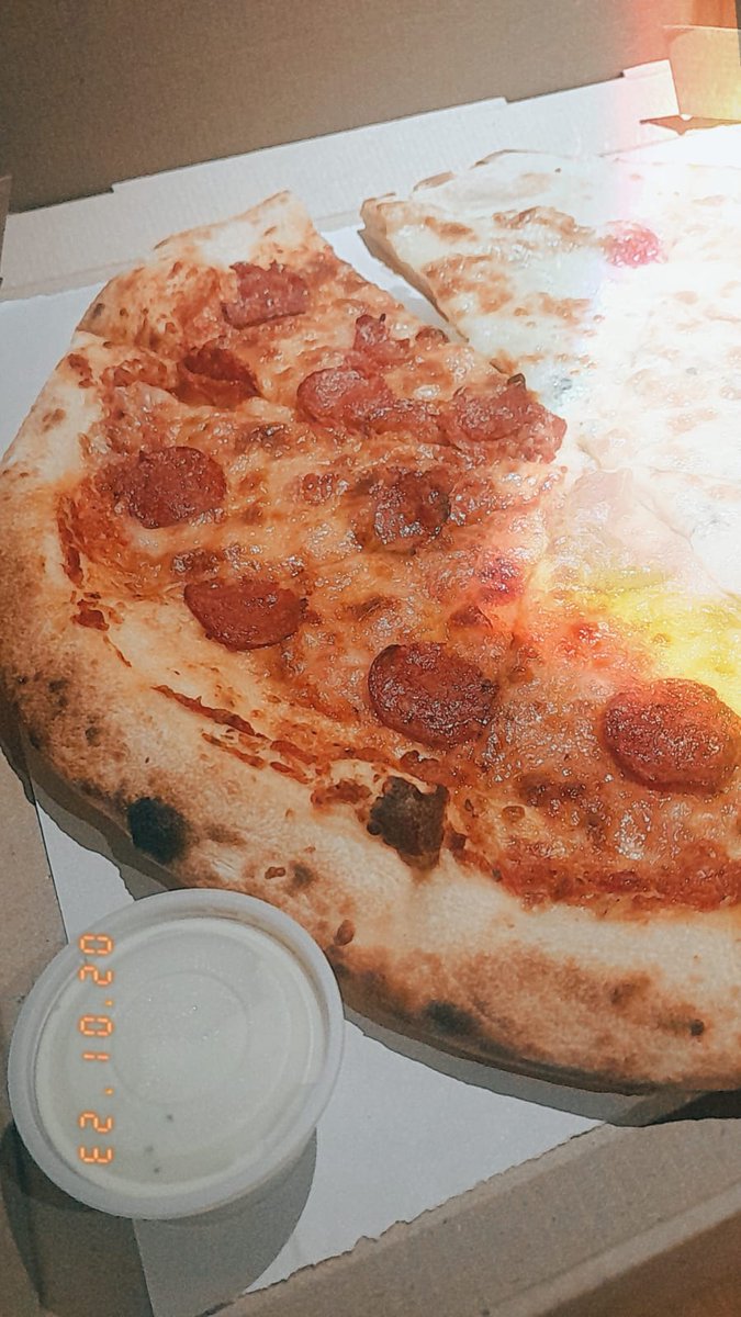 nicolasmaggi87's tweet photo. Pedí para probar la Metro NYC Pizza. Me sorprendió. El queso y los ingredientes son de muy buena calidad. La masa es impecable, lo mejor. Buen crust. Bien gratinada. La de pepperoni es la mejor en el estilo en Rosario. La de cuatro quesos es realmente buena. Recomendada. https://t.co/cq2d0QobmN