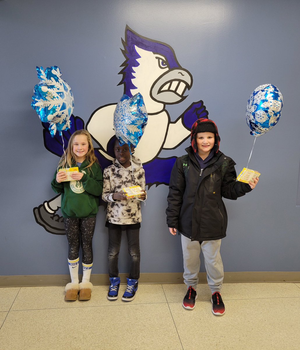 sangerj2024's tweet photo. These Anderson Bluejays have been demonstrating Bondurant’s BEST in the lunchroom during the month of January! Their tickets were drawn to take home the table decorations from the friend table! Thanks PTO for helping us decorate each month! @PbisAnderson https://t.co/XtnJodLQFh