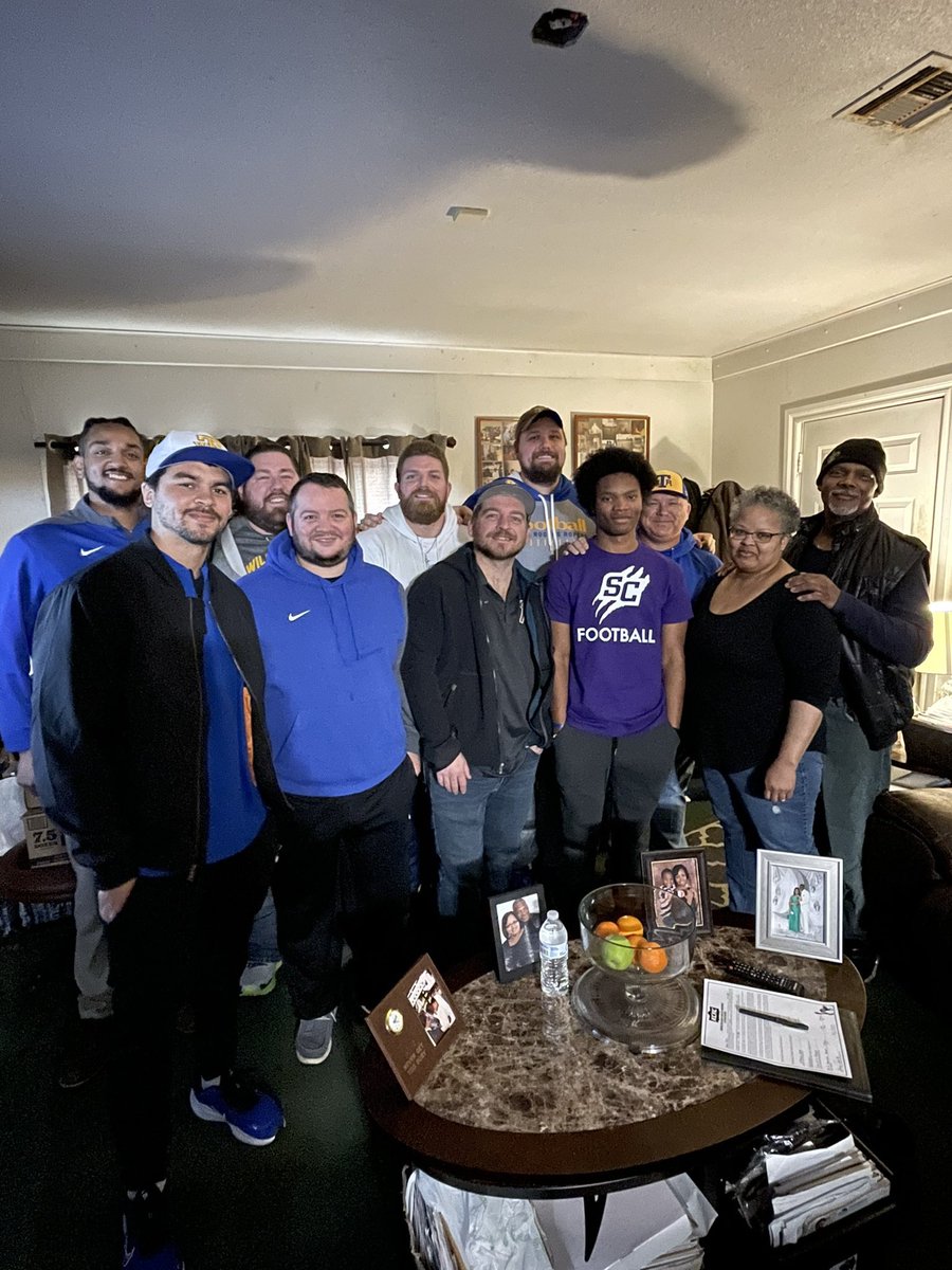 AJ_thunder12's tweet photo. 110% committed💜🖤!!!!! Let’s eat‼️@CoachGriffSC @CoachDownumSC @BuilderFootball @CoachSmith918 @Levya73 @Coach_BeavWRHS @CoachRitch66 @j9rock @OSAdcock @CoachBugg08 https://t.co/4MyowNa5Ym
