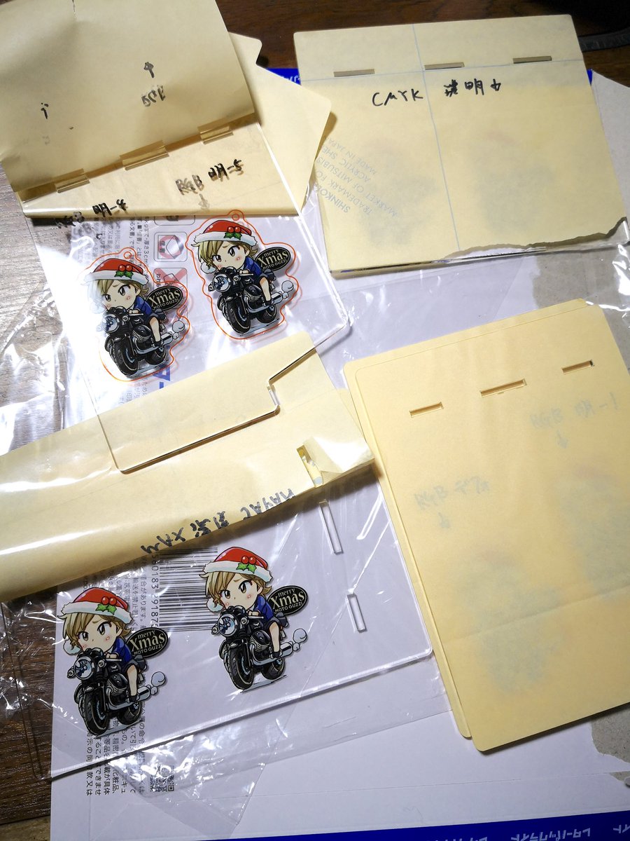 リップルレーザー(@RippleLaser )さん、今まで大変お世話になりました🌸🌺🌻
確か一番最初は2017年のクリスマス数日前に
「Xmas真琴ちゃんV7アクキー(初代)作りたいッ」
と言ってる自分のツイートを拾っていただいてホントに急に作っていただいたのが最初だったかな。 