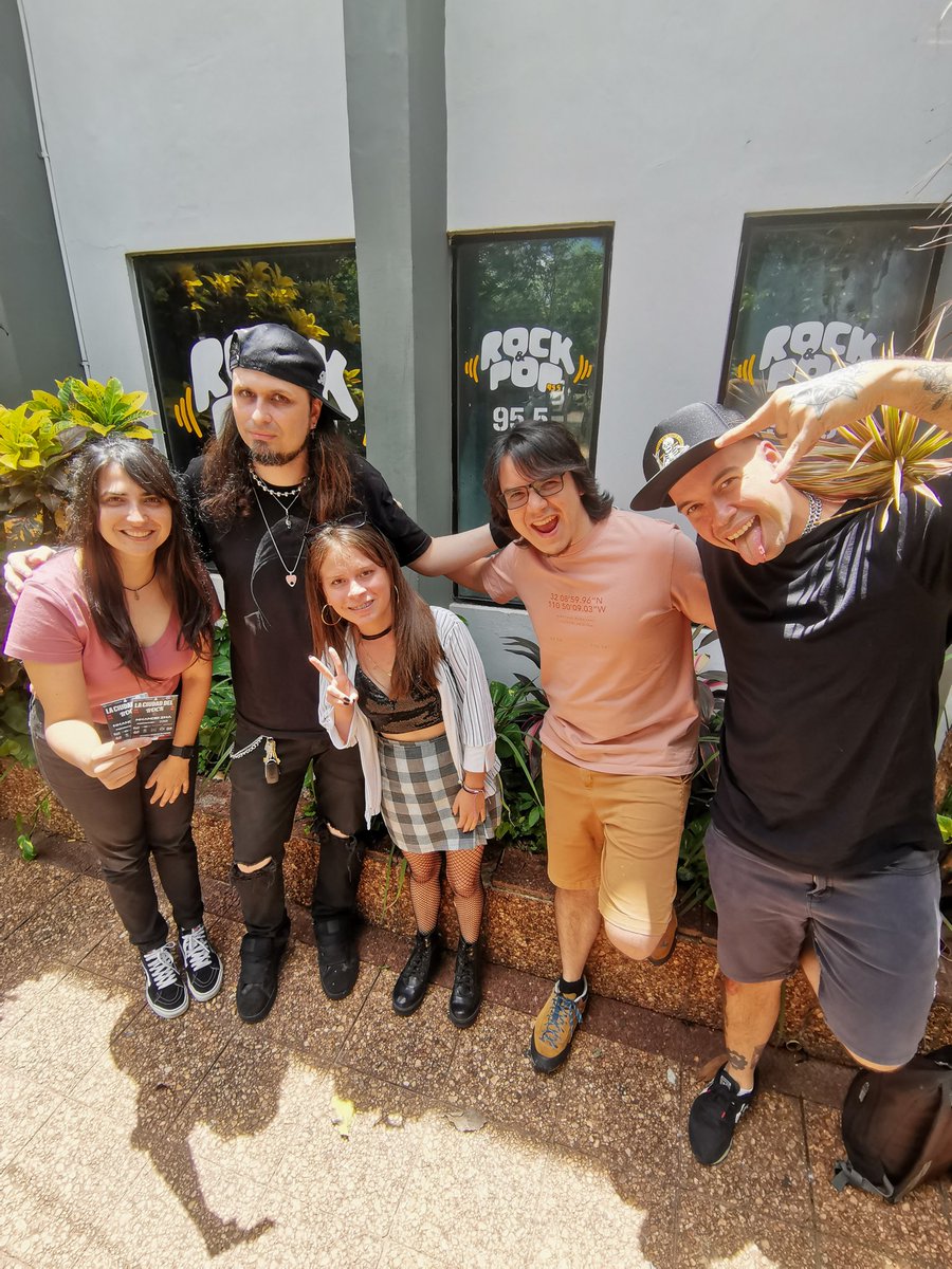 rockandpop955's tweet photo. 🤟🏻 LA CASA DE LOS PERROS 🇵🇾

¡Hoy nos visitaron de #LaCiudadDelRock 🎸 para invitarnos al próximo gran show que van a tener este Sábado 4️⃣ de Febrero 📆! 😎 

#LCDLP 🔴⚪🔵 de Lunes a Viernes de 12:00hs a 15:00hs a buen volumen en la 95.5FM #RockandPop 🤟🏻 https://t.co/mqCykCCP2T