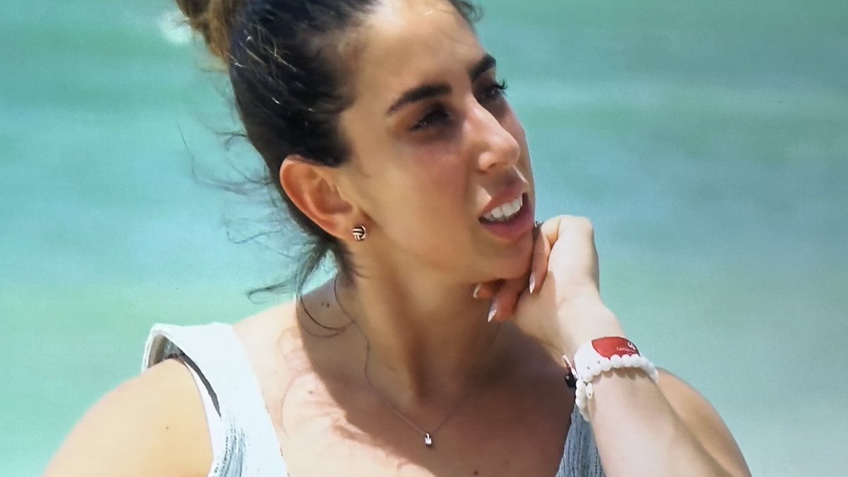 DebbiesMole2's tweet photo. Was her “personal growth journey” focused on her shoulders? #MAFS #MarriedAtFirstSight #tinyhead https://t.co/WJPzXRmfKA