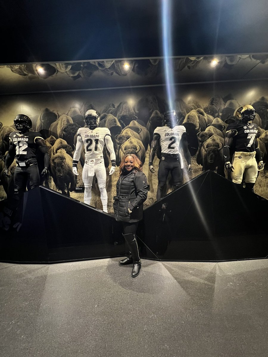 MsLaToyaMonique's tweet photo. Sometimes you just need to be around your friends, family and of course FOOTBALL! I love day trips and this one didn’t disappoint!!! What a way to spend National Girls & Women In Sports Day and National Signing Day….#FemaleInFootball https://t.co/11MLdC7Qyi