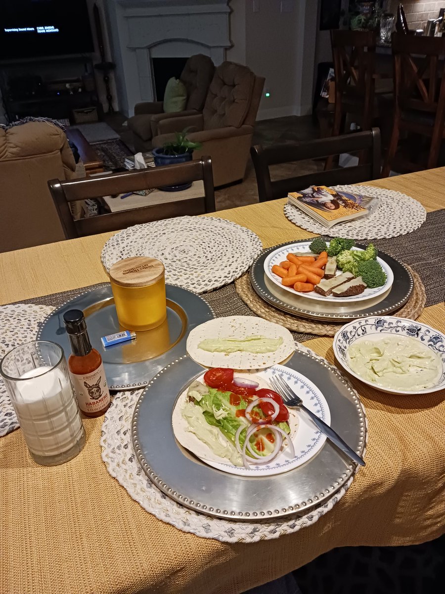 artgarcia_pmp's tweet photo. @Ashleynvaldez21 Cheeseburger wraps, fresh veggies, #avocadocrema &amp; @obrothers #habañero salsa. 🥲😅😋 https://t.co/zqD0dOnXlx