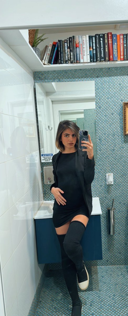 She a baddie wit her baddie friends :3