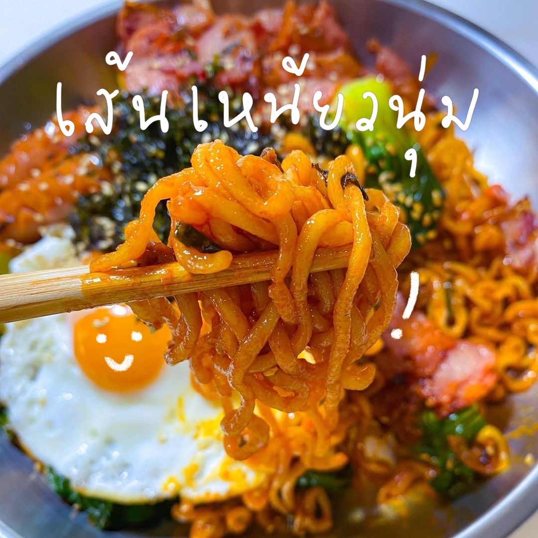 เกาหลีทิพย์ถึงบ้านง่ายๆ🇰🇷 รับประกันอร่อยตั้งแต่เส้นยันเครื่องปรุง !
❤️ทักคาลบี (ไก่ผัดโคชูจัง) : เผ็ดแซ่บซู้ด หอมโคชูจัง แนะนำสายชอบแซ่บๆ 
🤎จาจัง : บะหมี่ซอสดำ เข้มข้นถึงความจาจัง เค็มๆหวานๆทานเผ็ดไม่เก่งแนะนำเลย

📌พิเศษ! 1 แถม 2 ราคาเพียง 36 บาท! คละรสได้! คุ้มมาก!